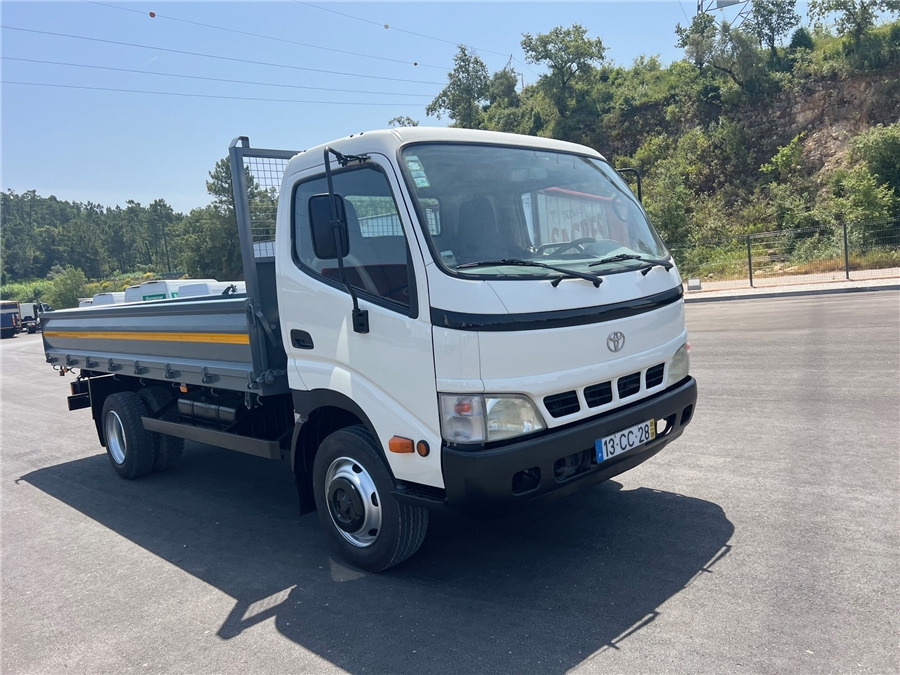 TOYOTA DYNA - Billenőplatós teherautó: 4 kép. TOYOTA DYNA - Billenőplatós teherautó: 4 kép.