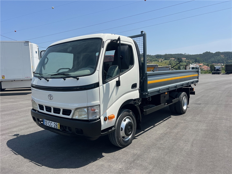 TOYOTA DYNA - Billenőplatós teherautó: 2 kép. TOYOTA DYNA - Billenőplatós teherautó: 2 kép.