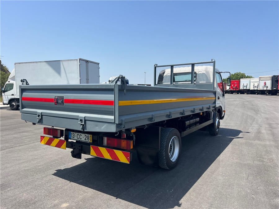 TOYOTA DYNA - Billenőplatós teherautó: 5 kép. TOYOTA DYNA - Billenőplatós teherautó: 5 kép.