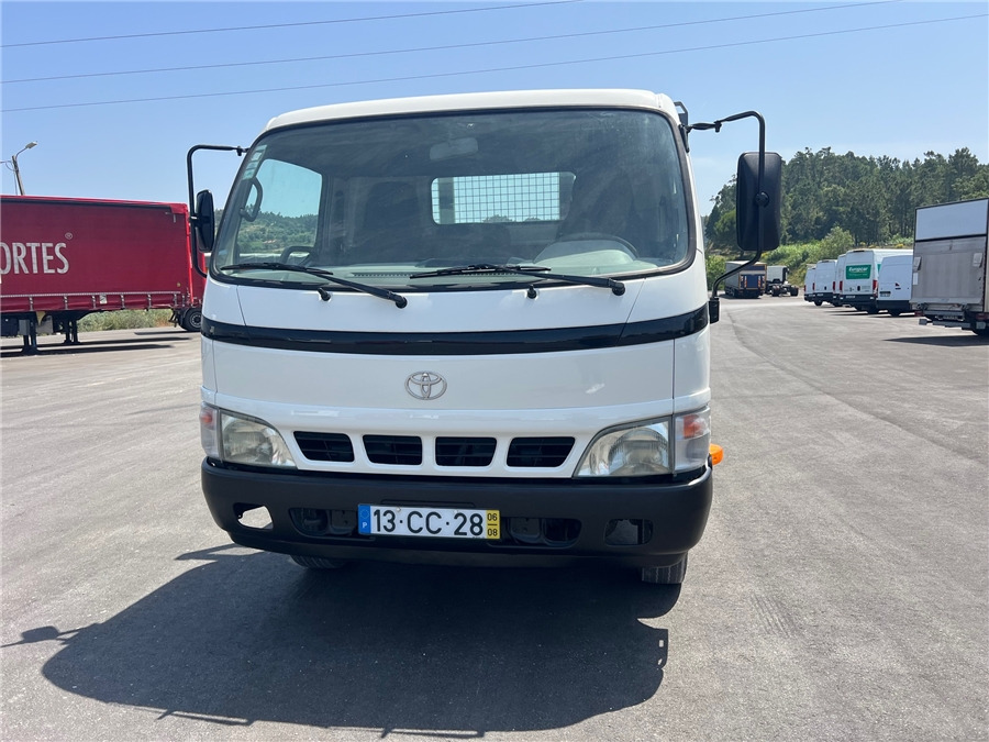 TOYOTA DYNA - Billenőplatós teherautó: 3 kép. TOYOTA DYNA - Billenőplatós teherautó: 3 kép.
