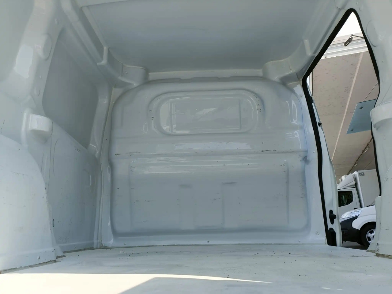 FIAT DOBLO CARGO 1.3 MJT SX - Furgon: 4 kép. FIAT DOBLO CARGO 1.3 MJT SX - Furgon: 4 kép.