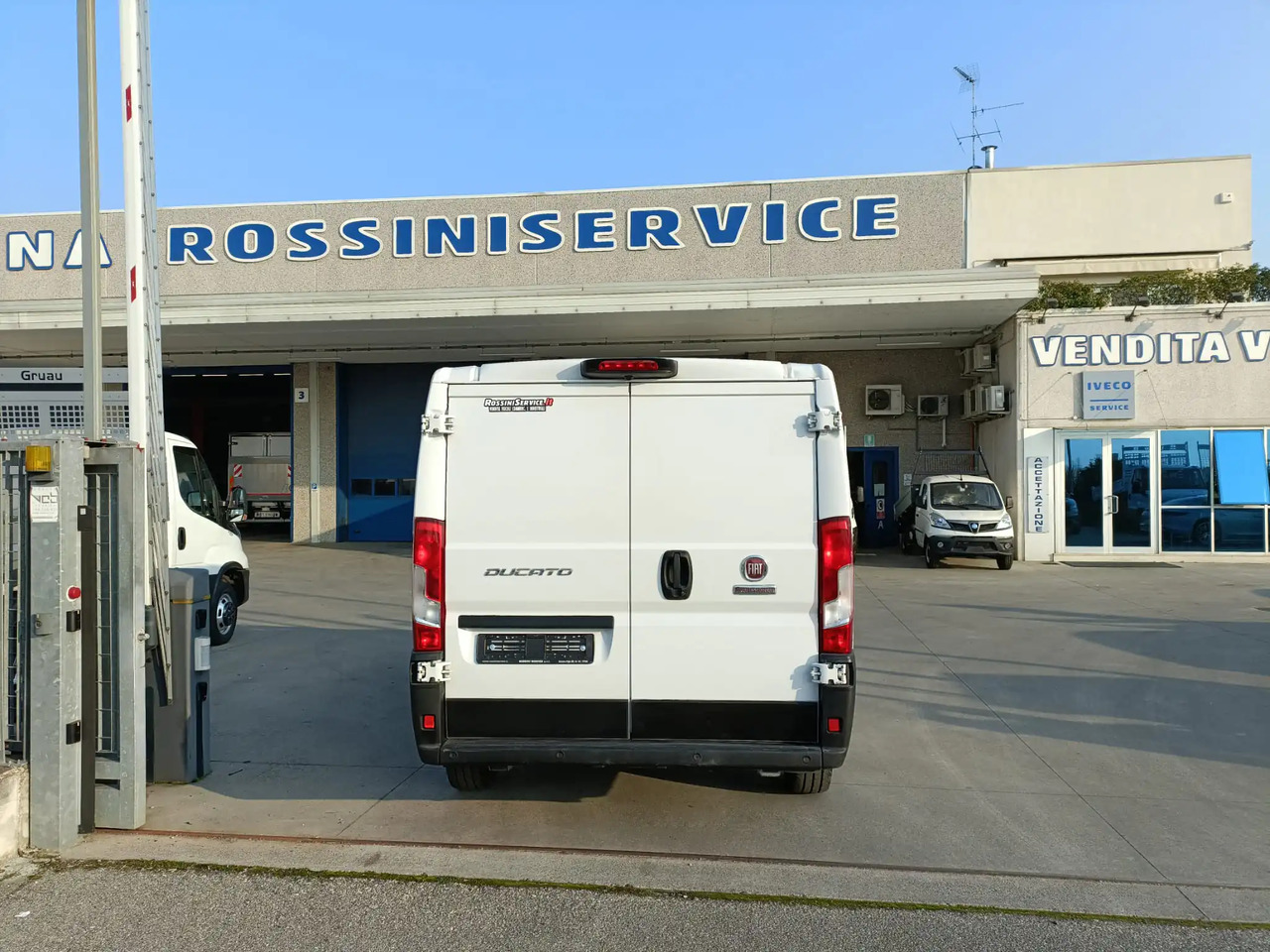 FIAT DUCATO L1H1 140 - Furgon: 2 kép. FIAT DUCATO L1H1 140 - Furgon: 2 kép.