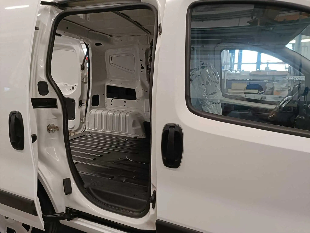 FIAT FIORINO SX - Furgon: 5 kép. FIAT FIORINO SX - Furgon: 5 kép.