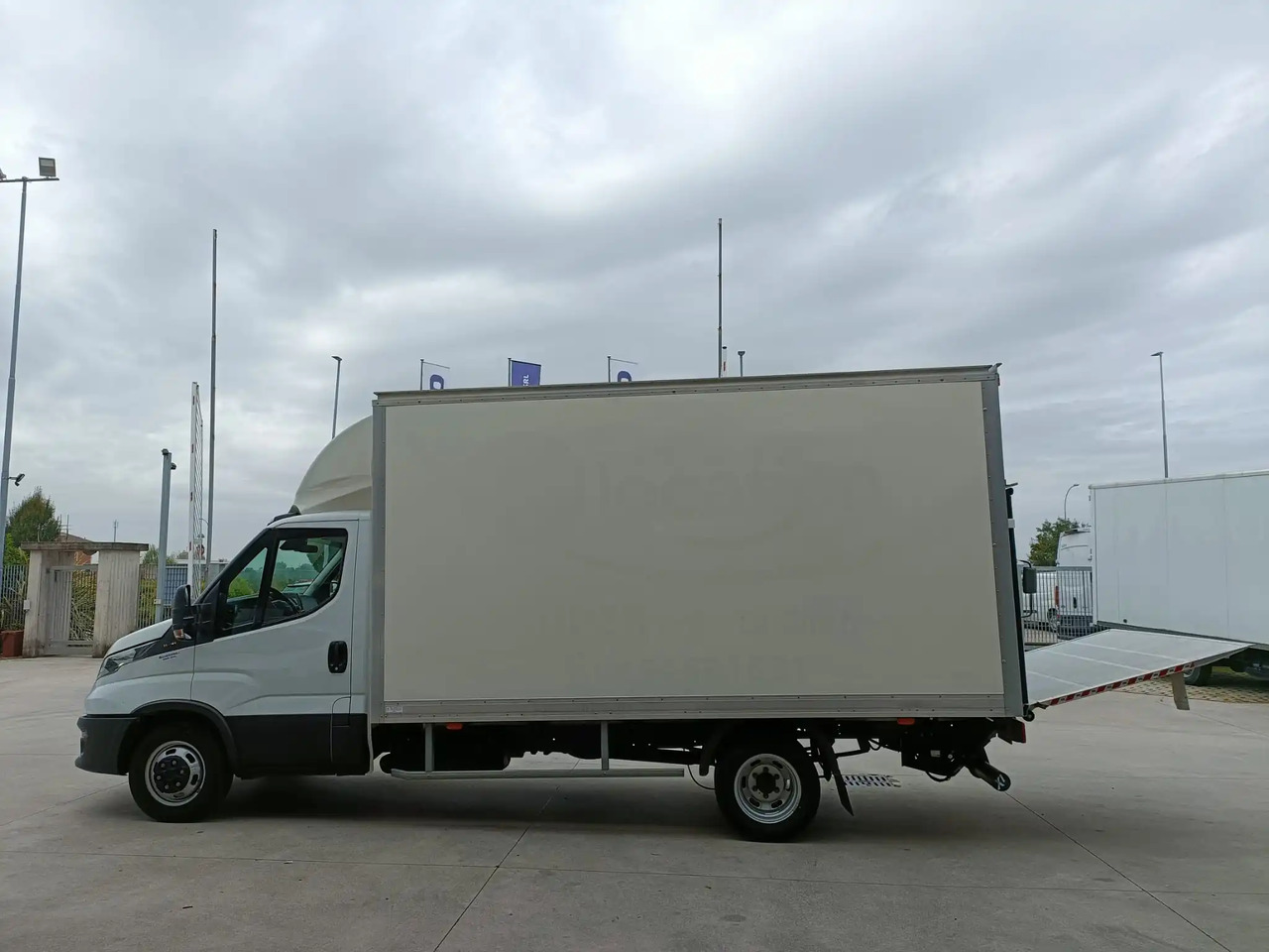 IVECO DAILY 35C16 3.0 - Dobozos kisteherautó: 2 kép. IVECO DAILY 35C16 3.0 - Dobozos kisteherautó: 2 kép.