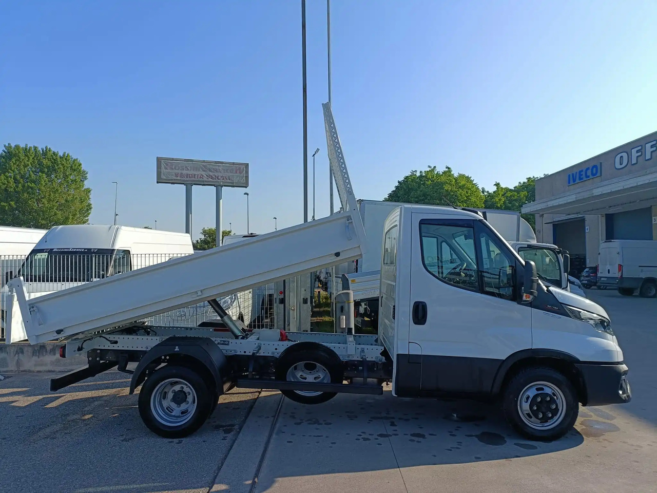 IVECO DAILY 35C16 NUOVO 3.0 cc MOD: 2025 RIBALTABILE - Billenőplatós kisteherautó: 3 kép. IVECO DAILY 35C16 NUOVO 3.0 cc MOD: 2025 RIBALTABILE - Billenőplatós kisteherautó: 3 kép.