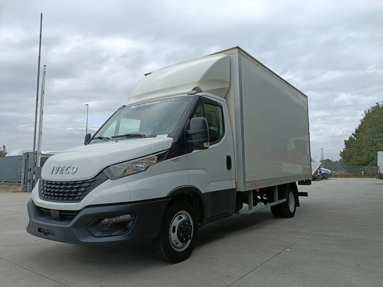 IVECO DAILY 35C16 - Dobozos kisteherautó: 3 kép. IVECO DAILY 35C16 - Dobozos kisteherautó: 3 kép.