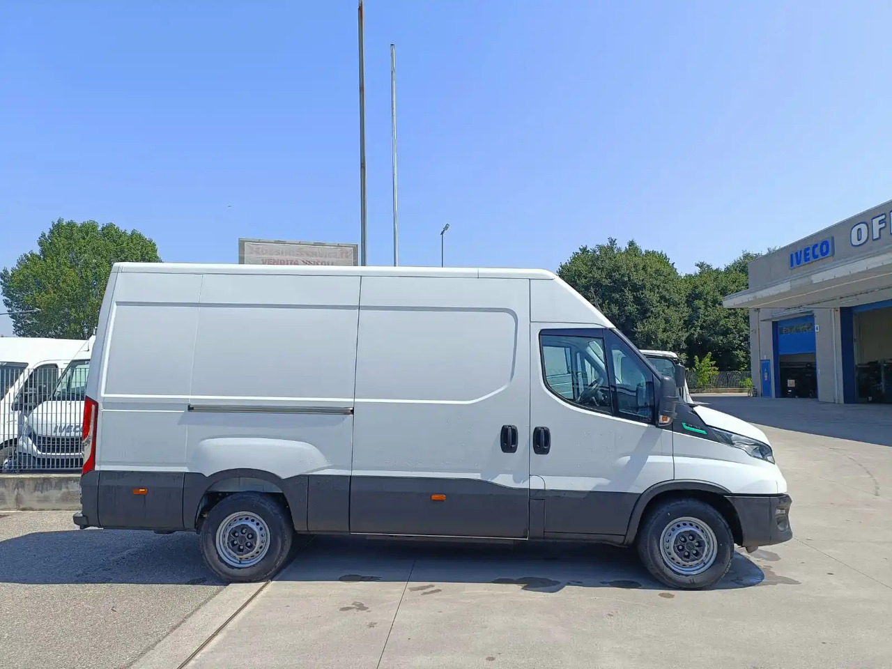 IVECO DAILY 35S14 L2H2 CNG METANO KM 0 - Furgon: 4 kép. IVECO DAILY 35S14 L2H2 CNG METANO KM 0 - Furgon: 4 kép.
