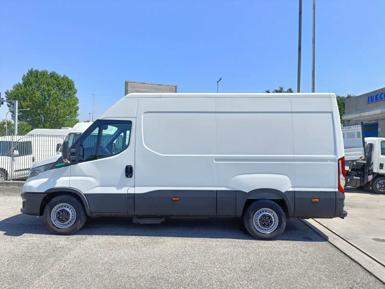 IVECO DAILY 35S14 L2H2 CNG METANO KM 0 - Furgon: 5 kép. IVECO DAILY 35S14 L2H2 CNG METANO KM 0 - Furgon: 5 kép.