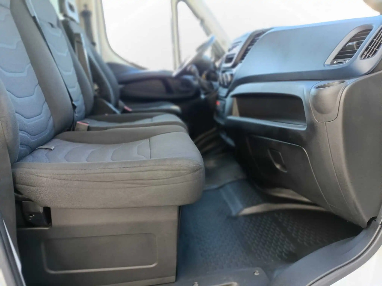 IVECO DAILY 60C18 RIBALTABILE CON GRU - Billenőplatós teherautó: 4 kép. IVECO DAILY 60C18 RIBALTABILE CON GRU - Billenőplatós teherautó: 4 kép.