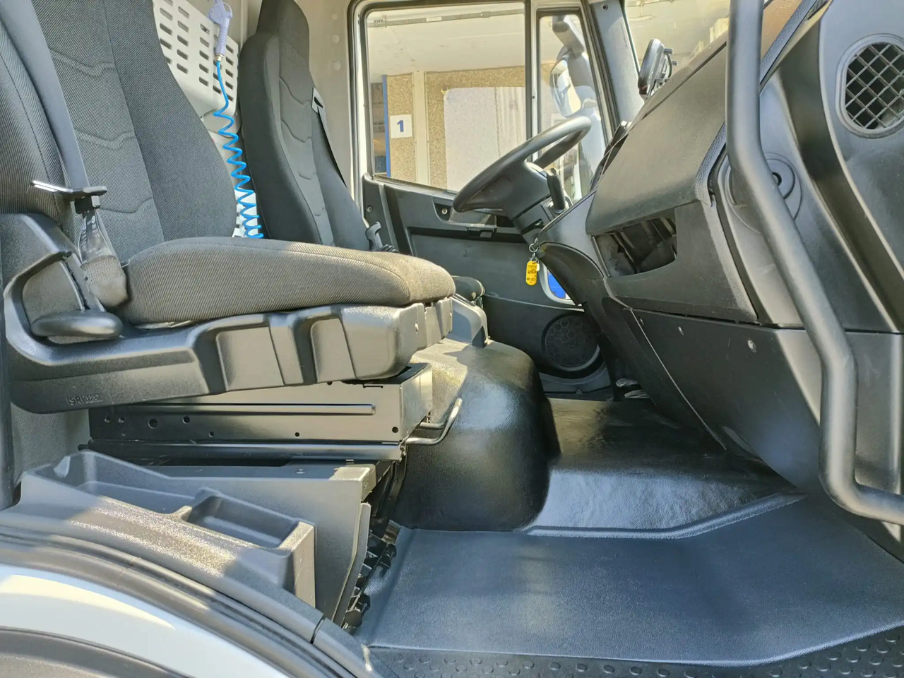 IVECO EUROCARGO 120E19P - Alvaz teherautó: 2 kép. IVECO EUROCARGO 120E19P - Alvaz teherautó: 2 kép.