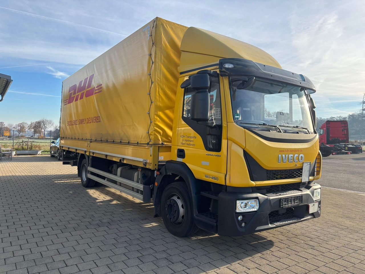 IVECO EUROCARGO 120E25P - Ponyvás teherautó: 2 kép. IVECO EUROCARGO 120E25P - Ponyvás teherautó: 2 kép.