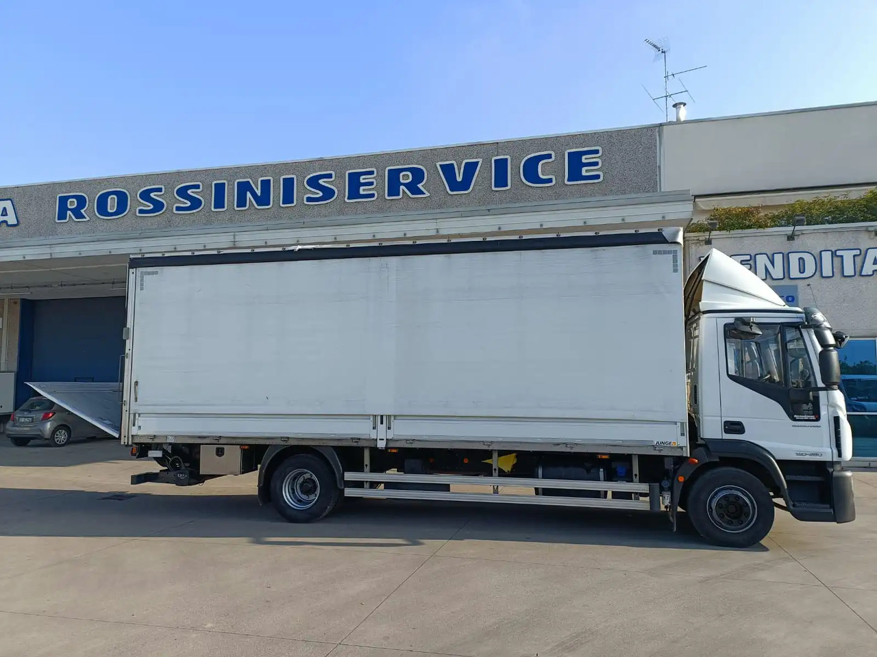 IVECO EUROCARGO 140E28P - Ponyvás teherautó: 3 kép. IVECO EUROCARGO 140E28P - Ponyvás teherautó: 3 kép.