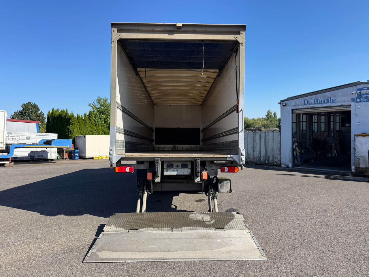 IVECO EUROCARGO 160E25P - Dobozos felépítményű teherautó: 2 kép. IVECO EUROCARGO 160E25P - Dobozos felépítményű teherautó: 2 kép.