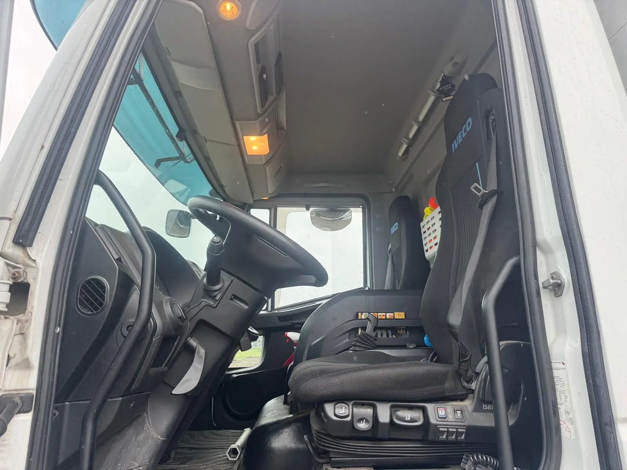 IVECO EUROCARGO 180E32P - Ponyvás teherautó: 3 kép. IVECO EUROCARGO 180E32P - Ponyvás teherautó: 3 kép.