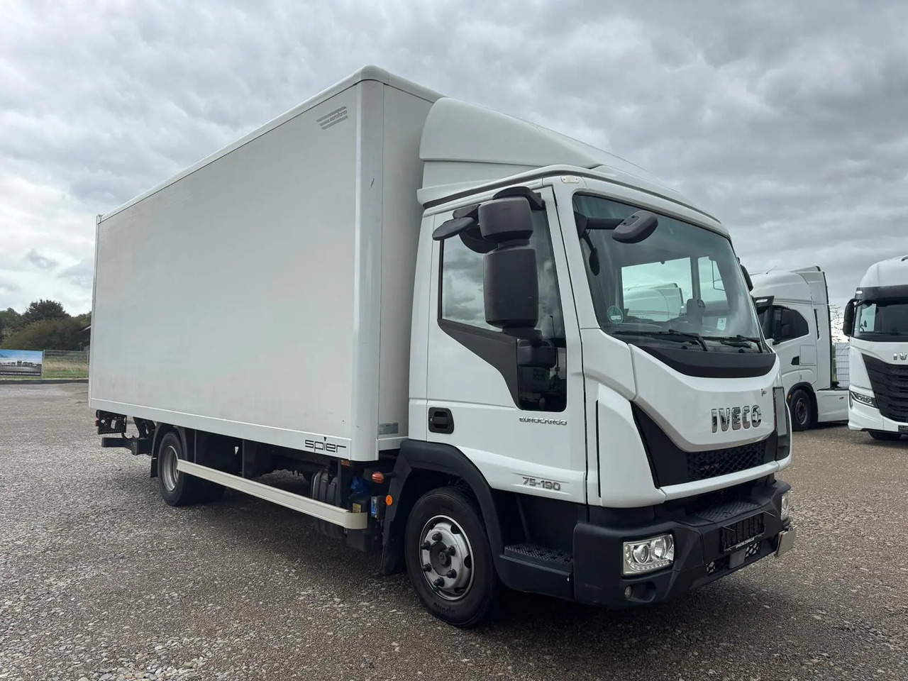 IVECO EUROCARGO 75E19P - Dobozos felépítményű teherautó: 4 kép. IVECO EUROCARGO 75E19P - Dobozos felépítményű teherautó: 4 kép.
