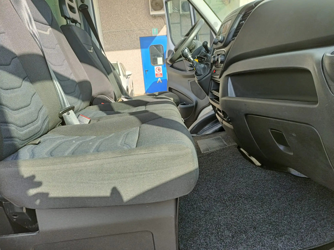 IVECO DAILY 35C14 - Kisteherautó: 2 kép. IVECO DAILY 35C14 - Kisteherautó: 2 kép.
