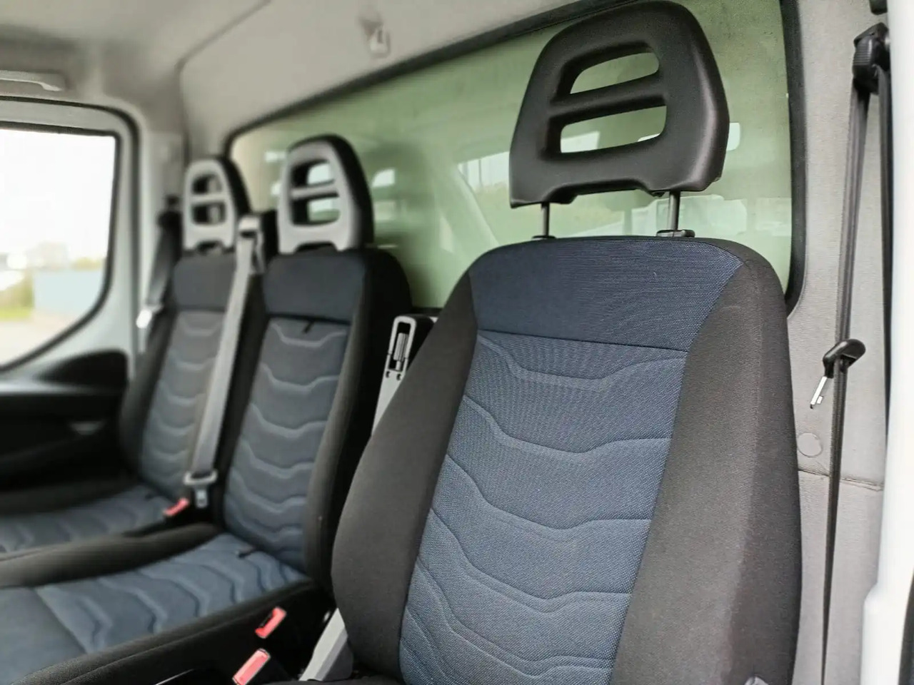 Kisteherautó IVECO DAILY 35C14: 7 kép.