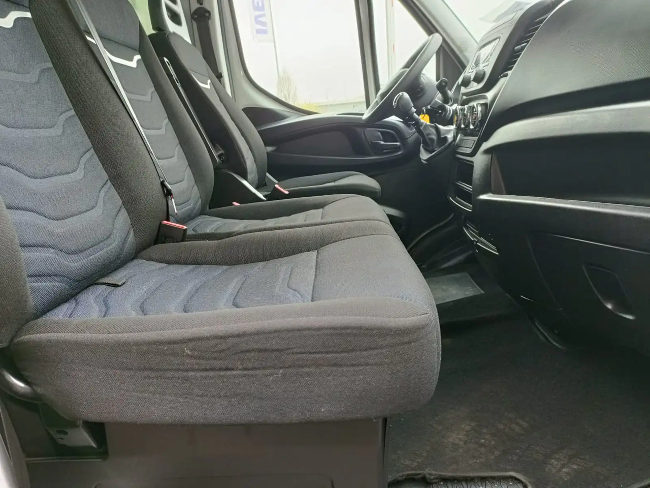 IVECO DAILY 35C16 - Kisteherautó: 2 kép. IVECO DAILY 35C16 - Kisteherautó: 2 kép.