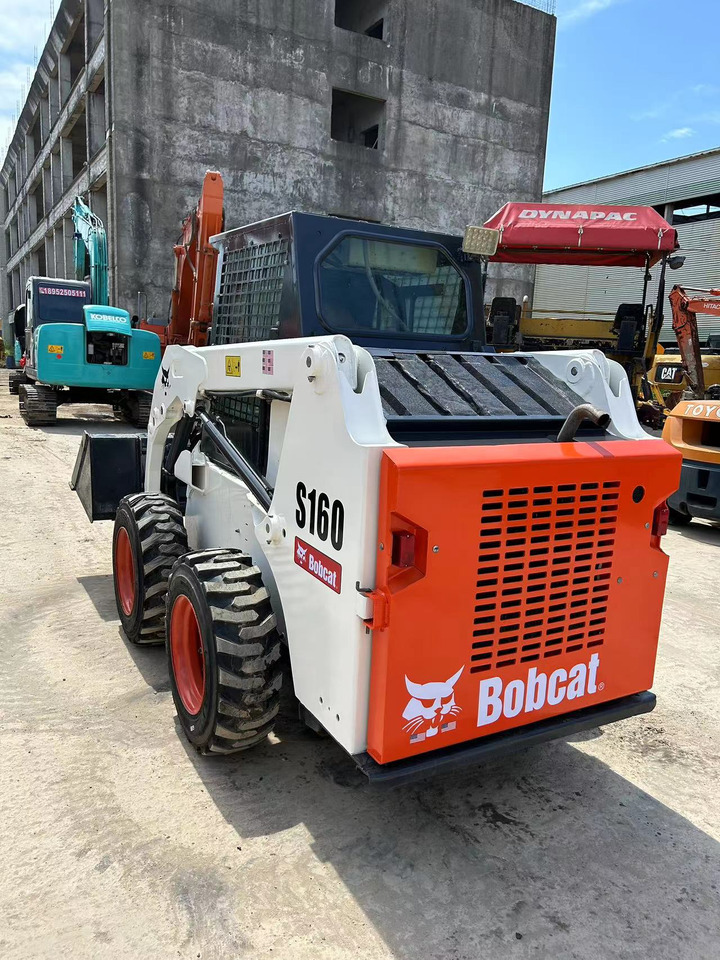 Bobcat S160 - Mini homlokrakodó: 3 kép. Bobcat S160 - Mini homlokrakodó: 3 kép.