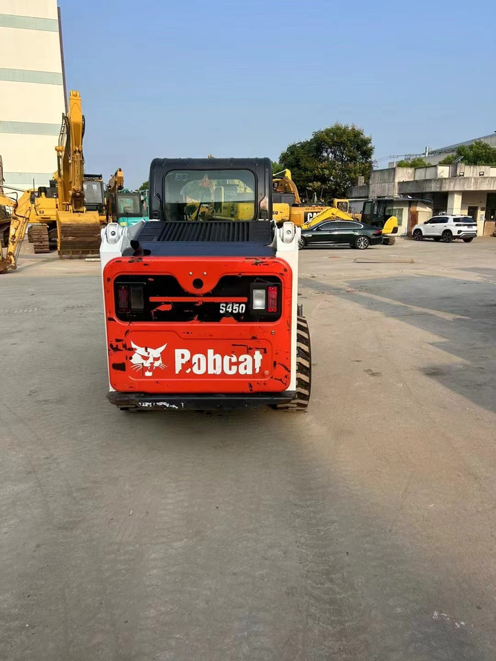 Bobcat S450 - Mini homlokrakodó: 4 kép. Bobcat S450 - Mini homlokrakodó: 4 kép.