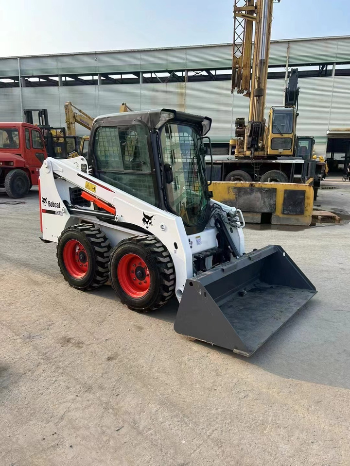 Bobcat S450 - Mini homlokrakodó: 3 kép. Bobcat S450 - Mini homlokrakodó: 3 kép.