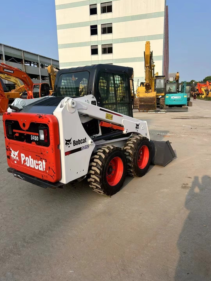 Bobcat S450 - Mini homlokrakodó: 2 kép. Bobcat S450 - Mini homlokrakodó: 2 kép.