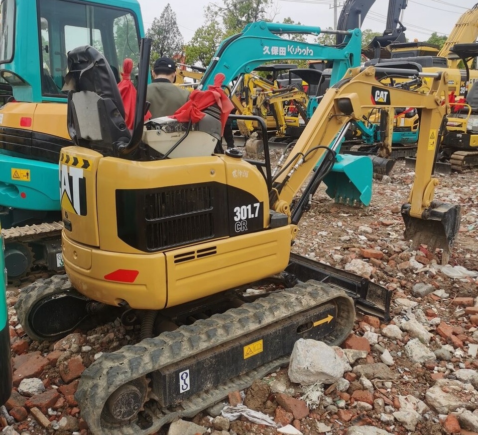 Caterpillar 301.7 - Minikotró: 5 kép. Caterpillar 301.7 - Minikotró: 5 kép.