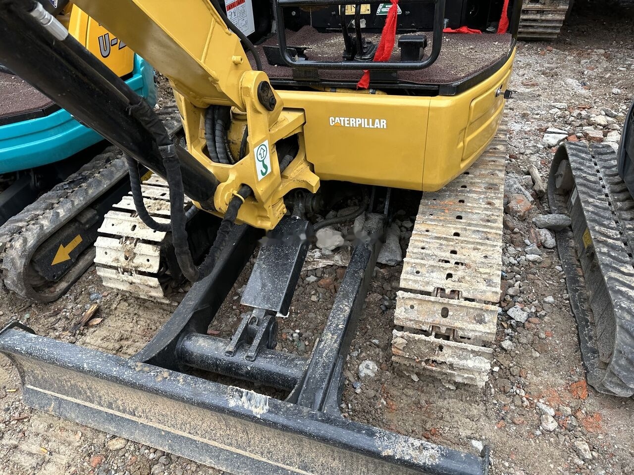 Caterpillar 303E - Minikotró: 5 kép. Caterpillar 303E - Minikotró: 5 kép.