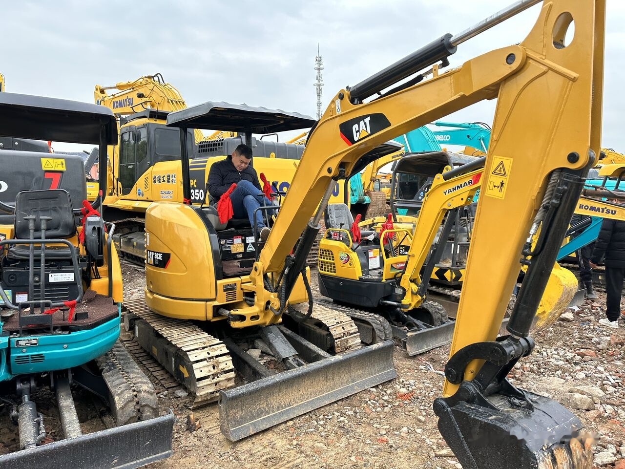 Caterpillar 303E - Minikotró: 2 kép. Caterpillar 303E - Minikotró: 2 kép.