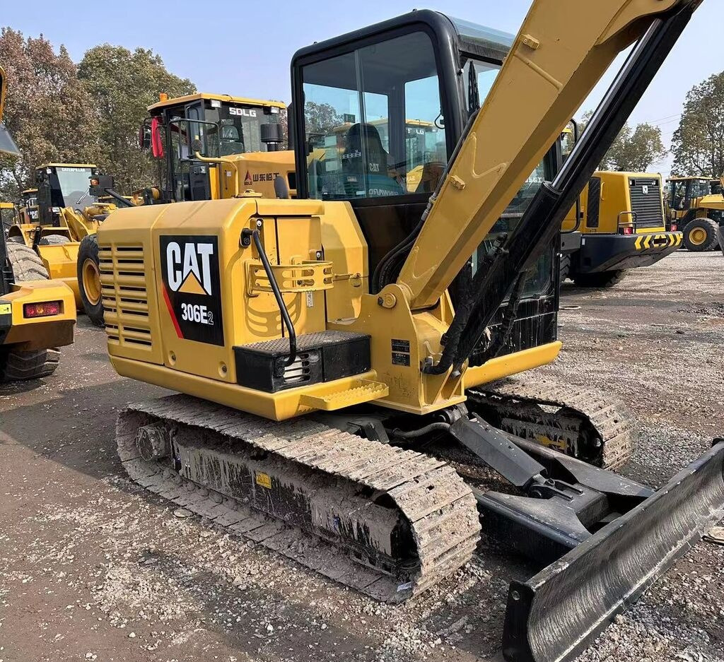 Caterpillar 306E - Minikotró: 1 kép. Caterpillar 306E - Minikotró: 1 kép.