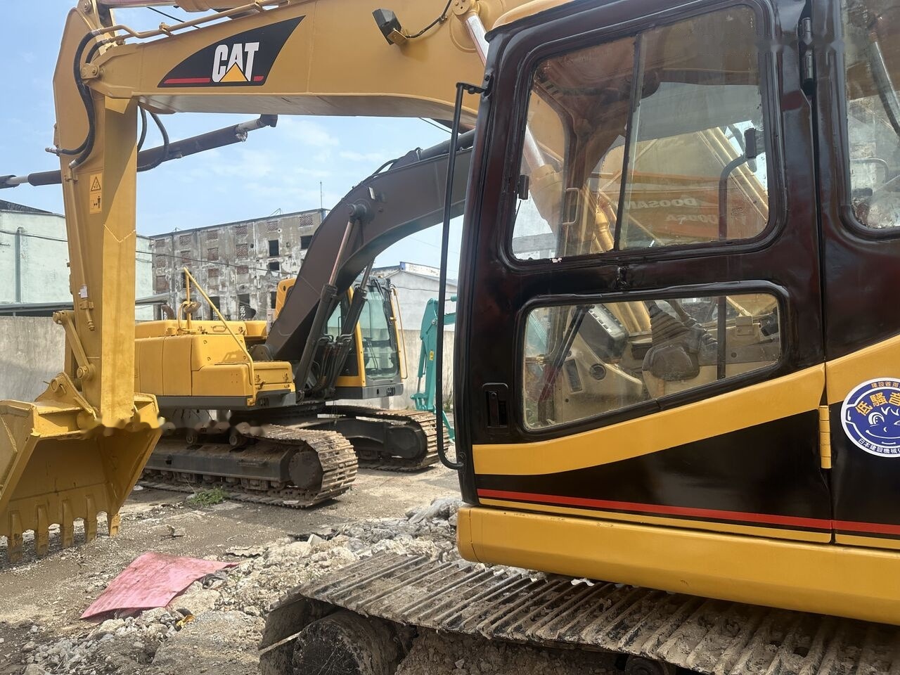 Caterpillar 320B - Lánctalpas kotró: 3 kép. Caterpillar 320B - Lánctalpas kotró: 3 kép.