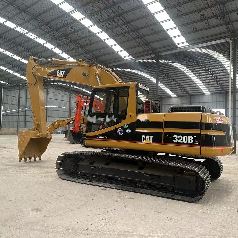 Caterpillar 320BL - Lánctalpas kotró: 2 kép. Caterpillar 320BL - Lánctalpas kotró: 2 kép.