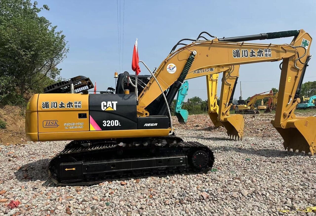 Lánctalpas kotró Caterpillar 320D: 12 kép. Lánctalpas kotró Caterpillar 320D: 12 kép.