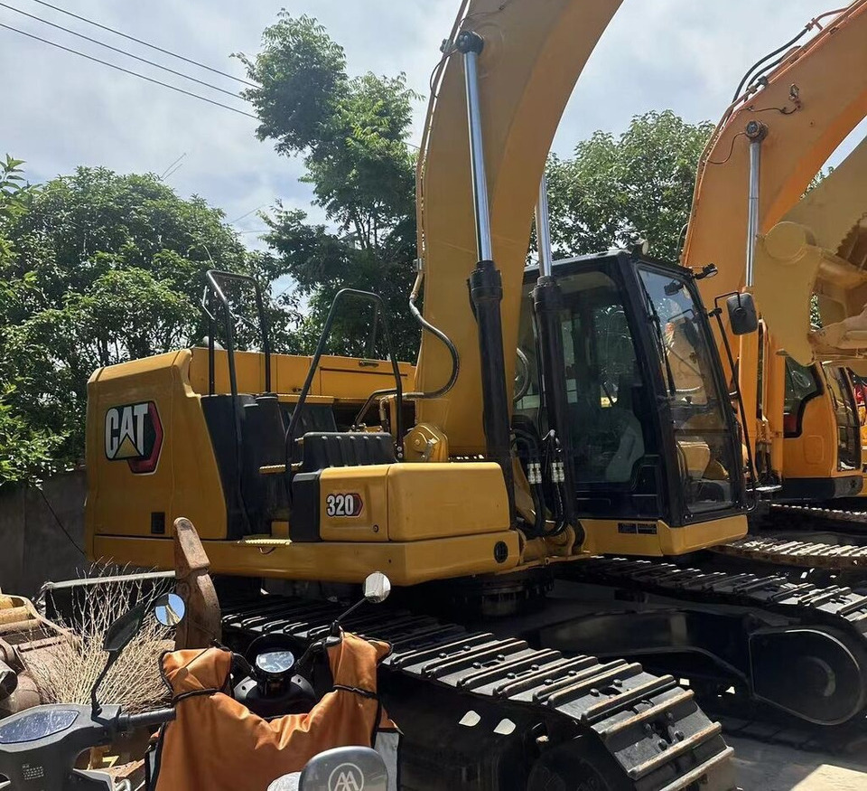 Caterpillar 320GC - Lánctalpas kotró: 2 kép. Caterpillar 320GC - Lánctalpas kotró: 2 kép.