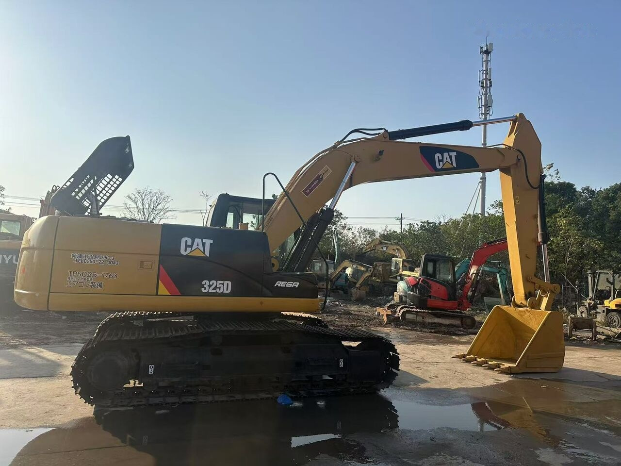 Caterpillar 325D - Lánctalpas kotró: 3 kép. Caterpillar 325D - Lánctalpas kotró: 3 kép.