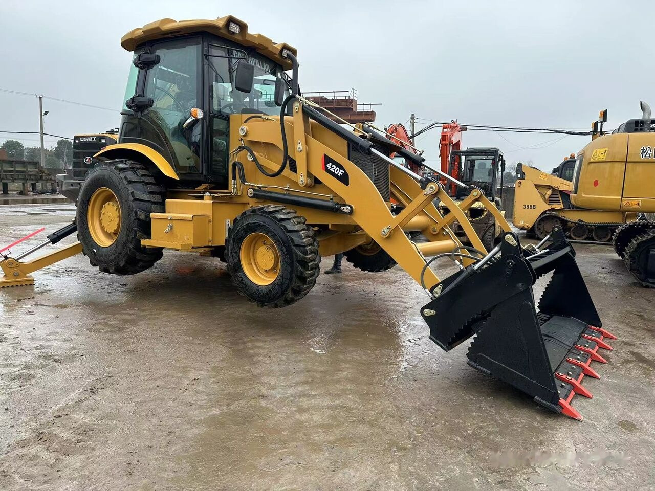 Caterpillar 420F - Kotrórakodó: 1 kép. Caterpillar 420F - Kotrórakodó: 1 kép.