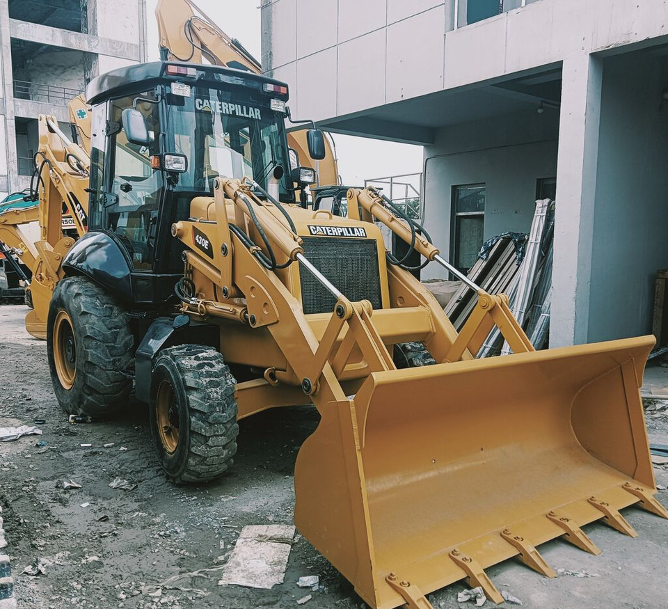 Caterpillar 430F - Kotrórakodó: 1 kép. Caterpillar 430F - Kotrórakodó: 1 kép.