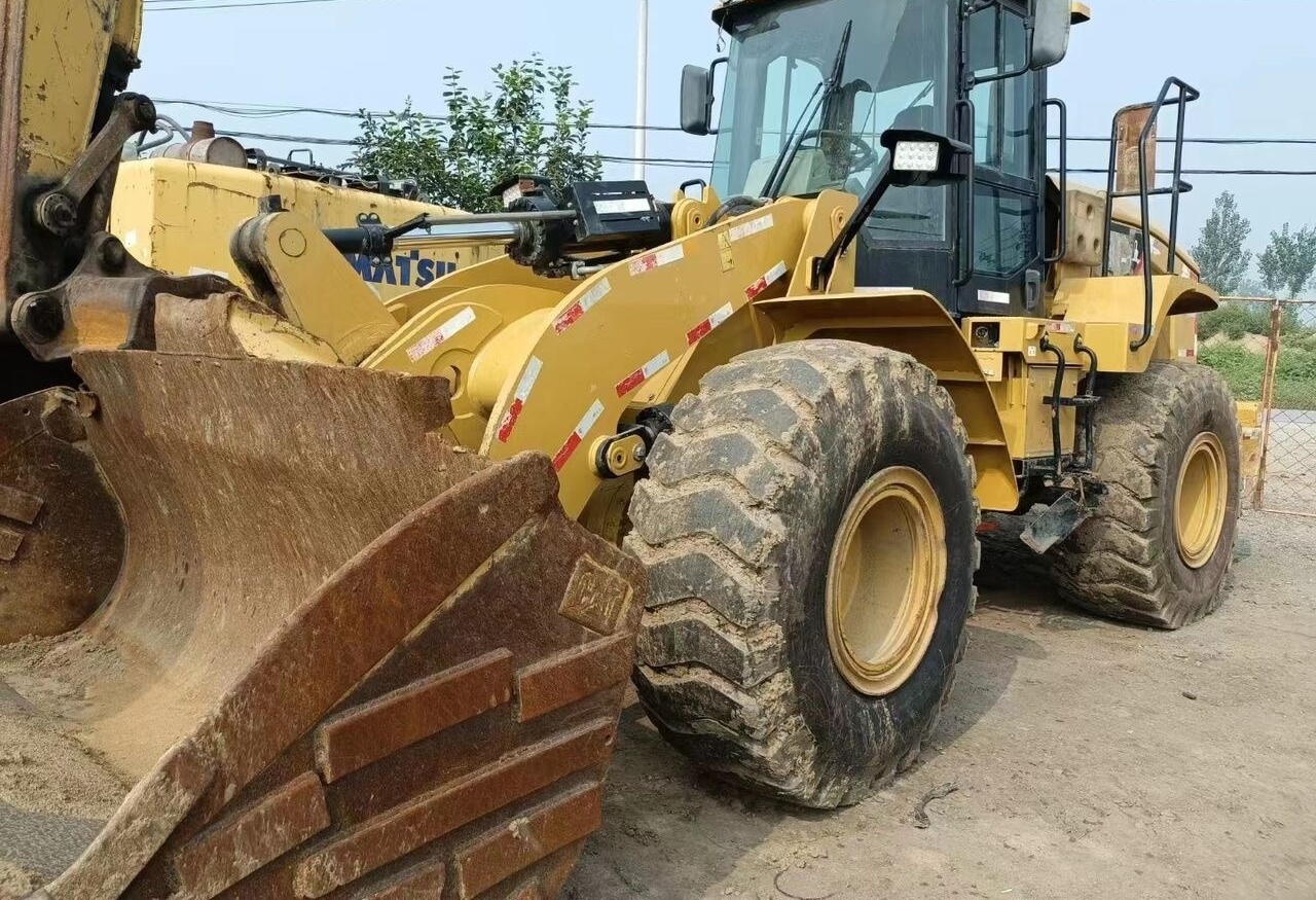 Caterpillar 950GC - Gumikerekes homlokrakodó: 4 kép. Caterpillar 950GC - Gumikerekes homlokrakodó: 4 kép.