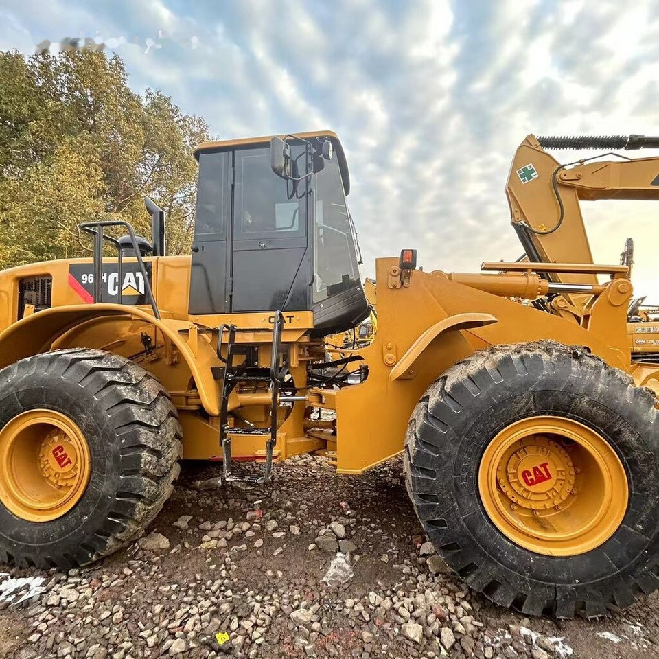 Caterpillar 966H - Gumikerekes homlokrakodó: 2 kép. Caterpillar 966H - Gumikerekes homlokrakodó: 2 kép.