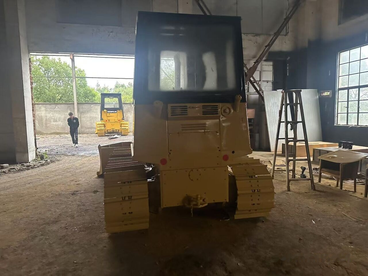 Caterpillar D4C - Buldózer: 2 kép. Caterpillar D4C - Buldózer: 2 kép.