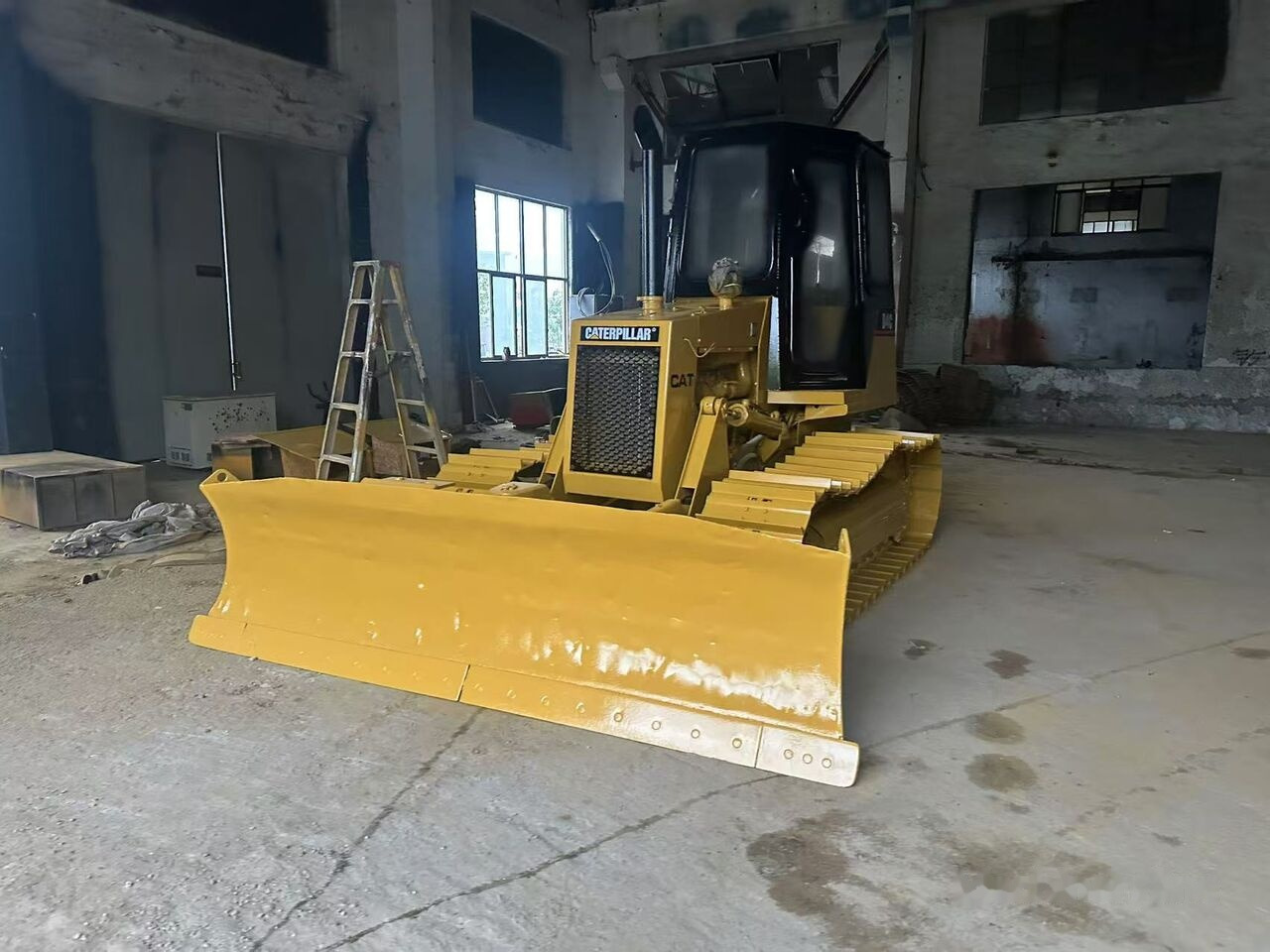 Caterpillar D4C - Buldózer: 4 kép. Caterpillar D4C - Buldózer: 4 kép.