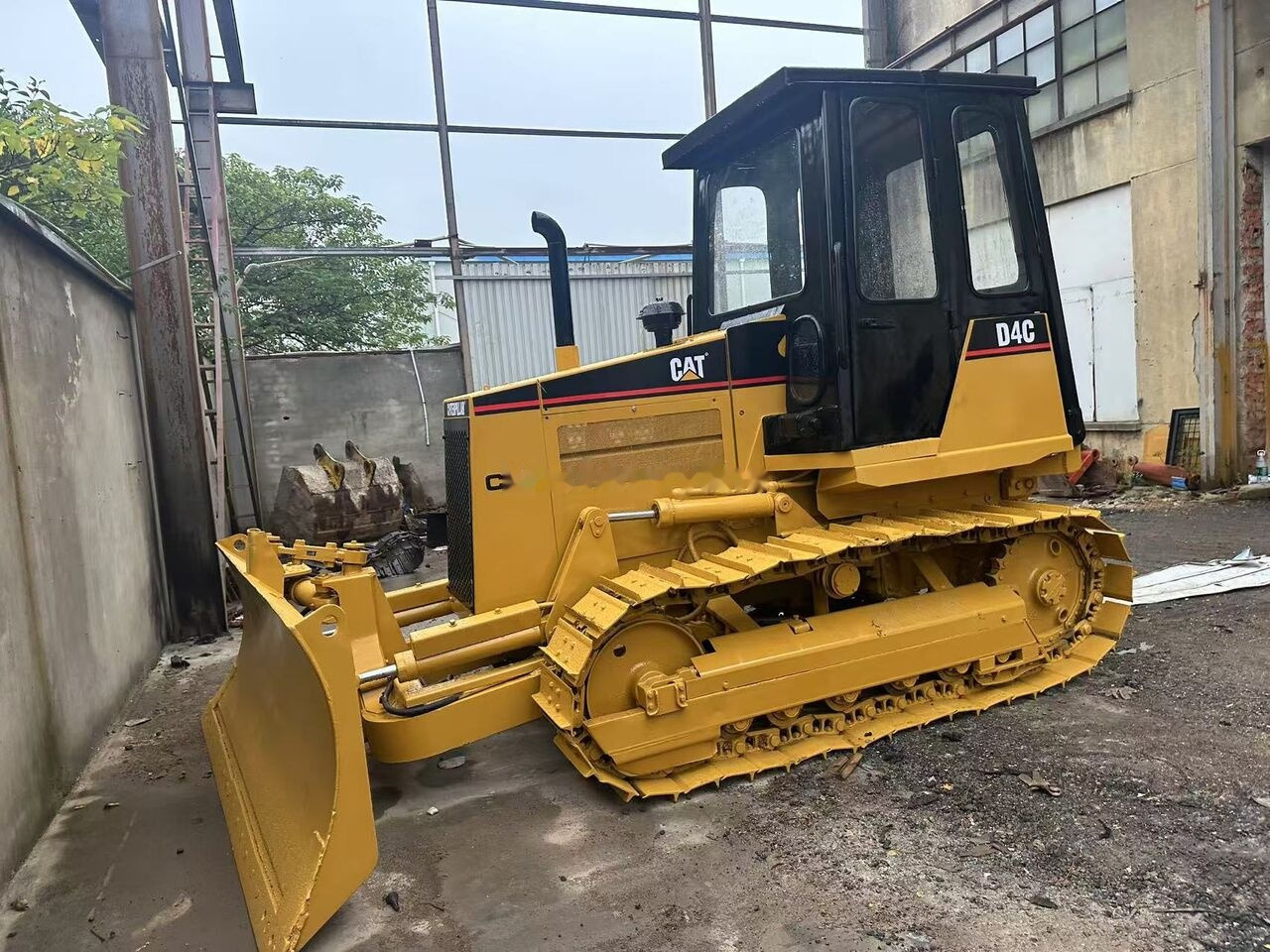 Caterpillar D4C - Buldózer: 1 kép. Caterpillar D4C - Buldózer: 1 kép.