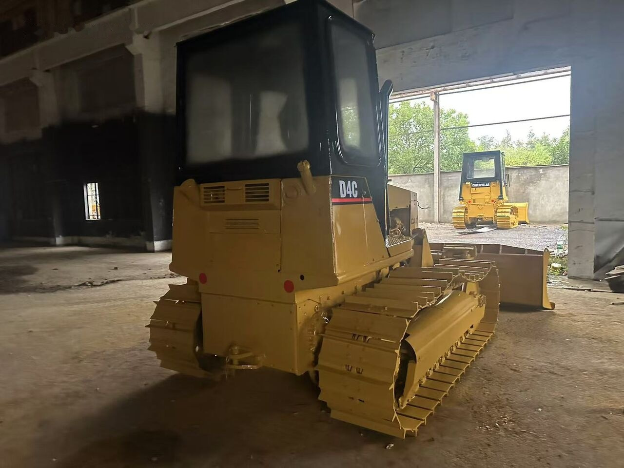 Caterpillar D4C - Buldózer: 3 kép. Caterpillar D4C - Buldózer: 3 kép.