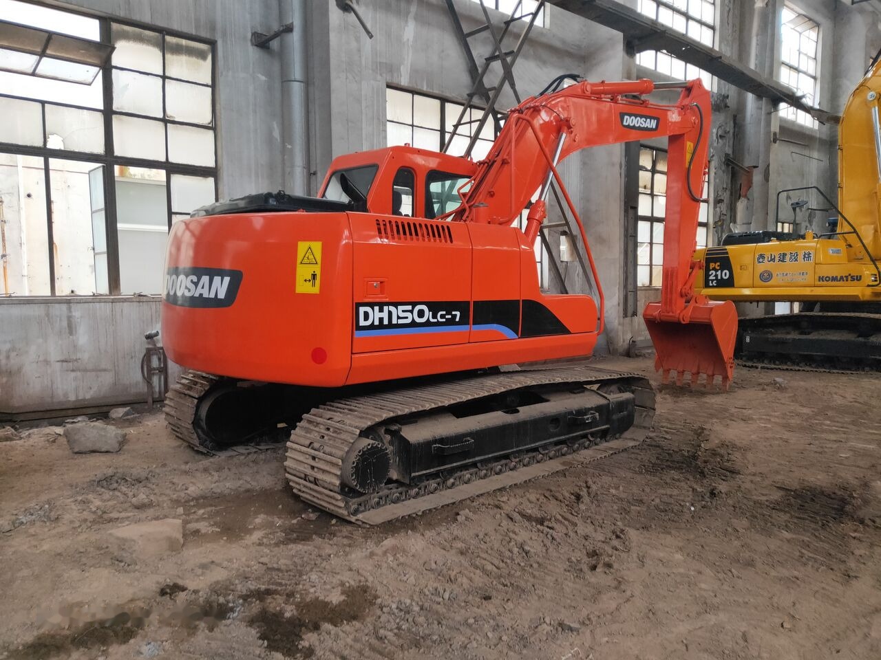 Doosan DH150LC-7 - Lánctalpas kotró: 3 kép. Doosan DH150LC-7 - Lánctalpas kotró: 3 kép.