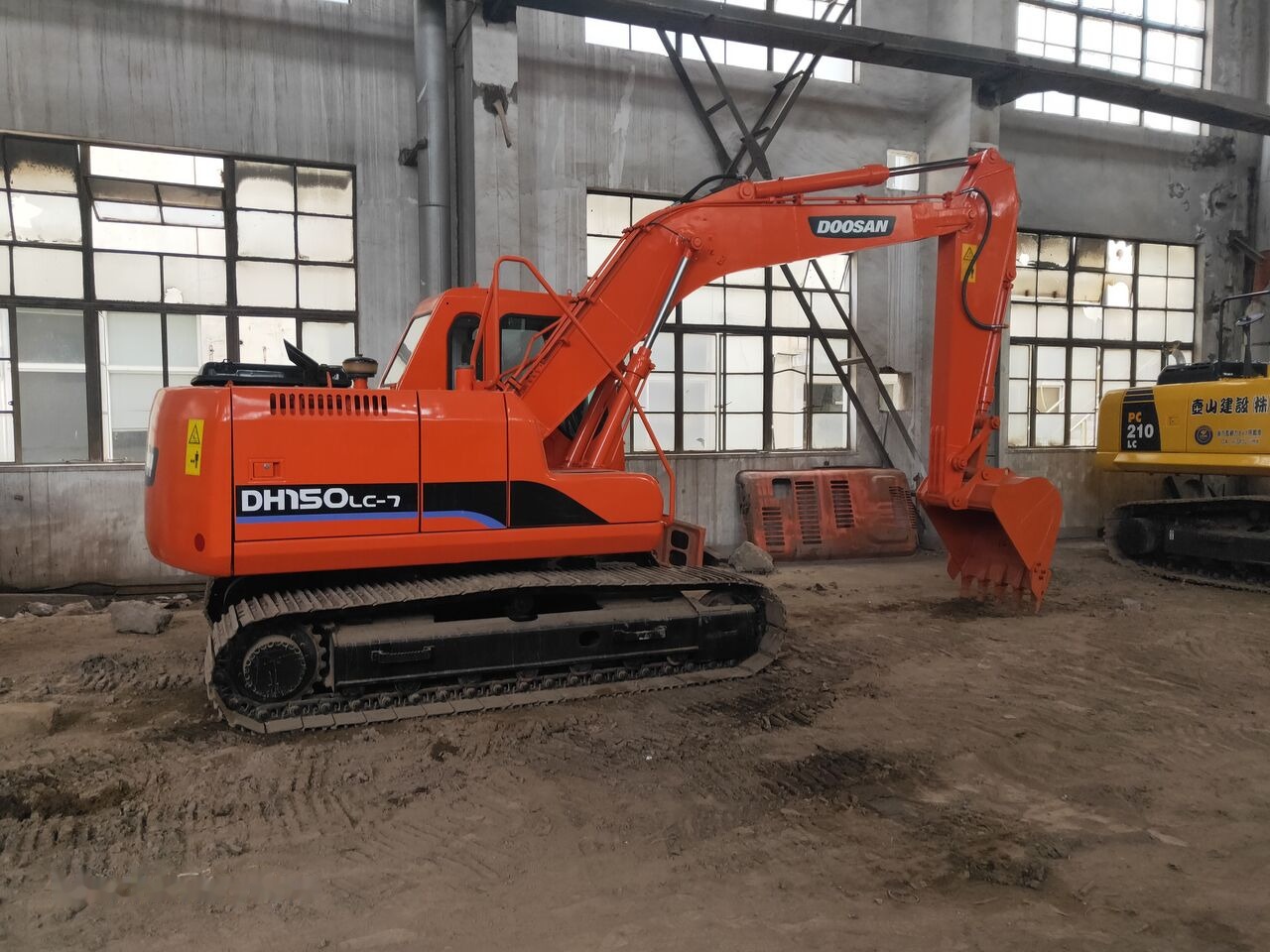 Doosan DH150LC-7 - Lánctalpas kotró: 2 kép. Doosan DH150LC-7 - Lánctalpas kotró: 2 kép.