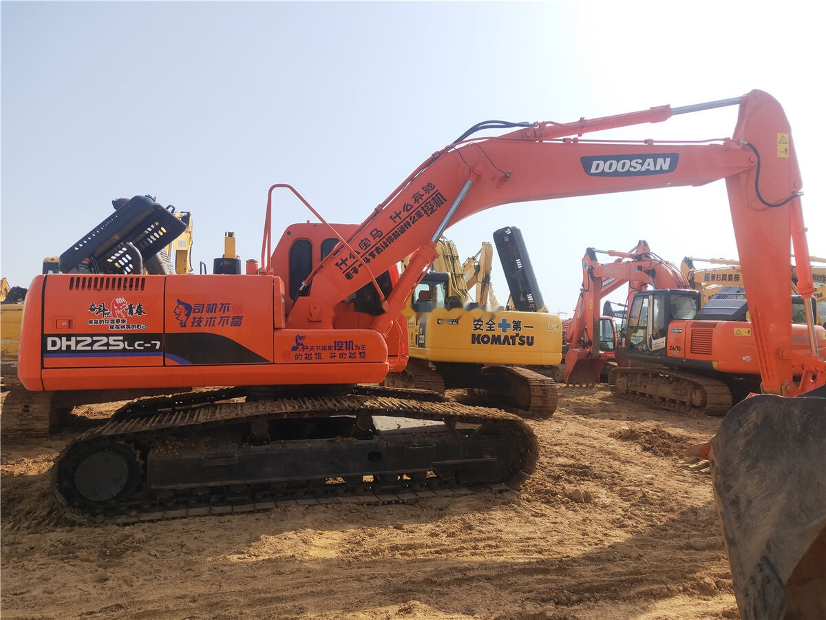 Doosan DH225 - Lánctalpas kotró: 5 kép. Doosan DH225 - Lánctalpas kotró: 5 kép.
