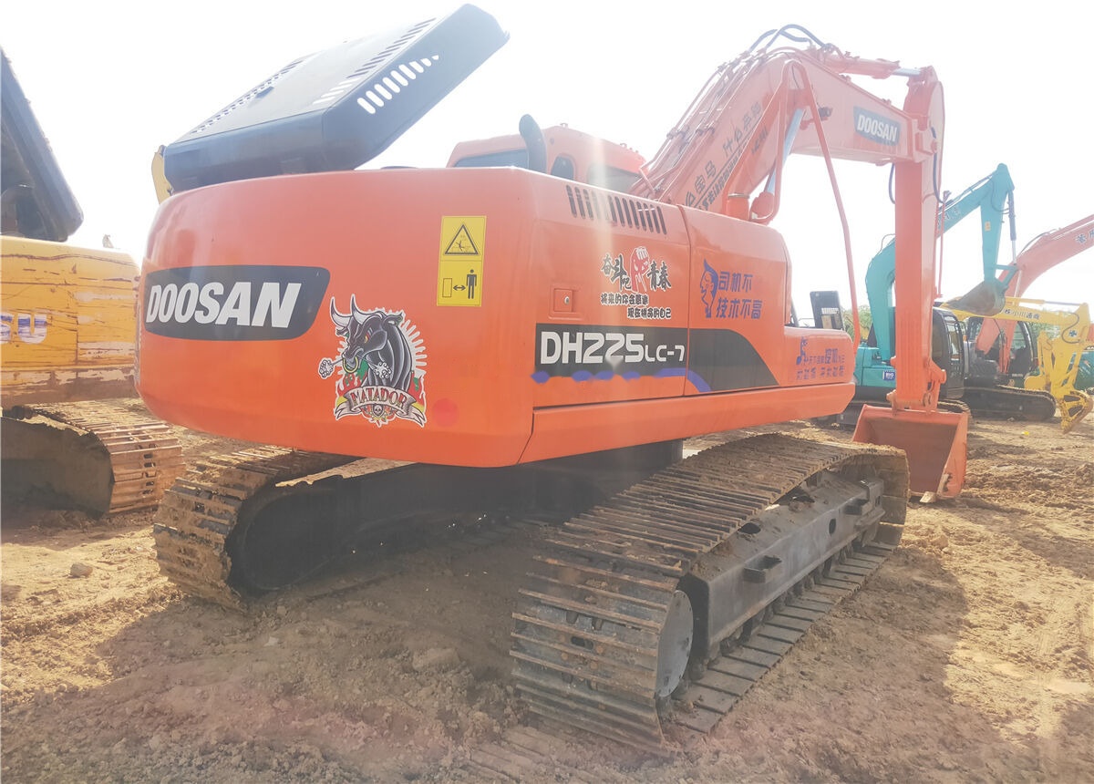 Doosan DH225 - Lánctalpas kotró: 4 kép. Doosan DH225 - Lánctalpas kotró: 4 kép.