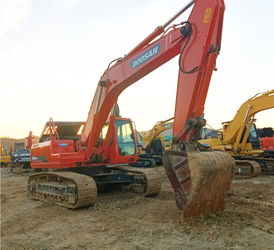 Doosan DH300LC-7 - Lánctalpas kotró: 2 kép. Doosan DH300LC-7 - Lánctalpas kotró: 2 kép.