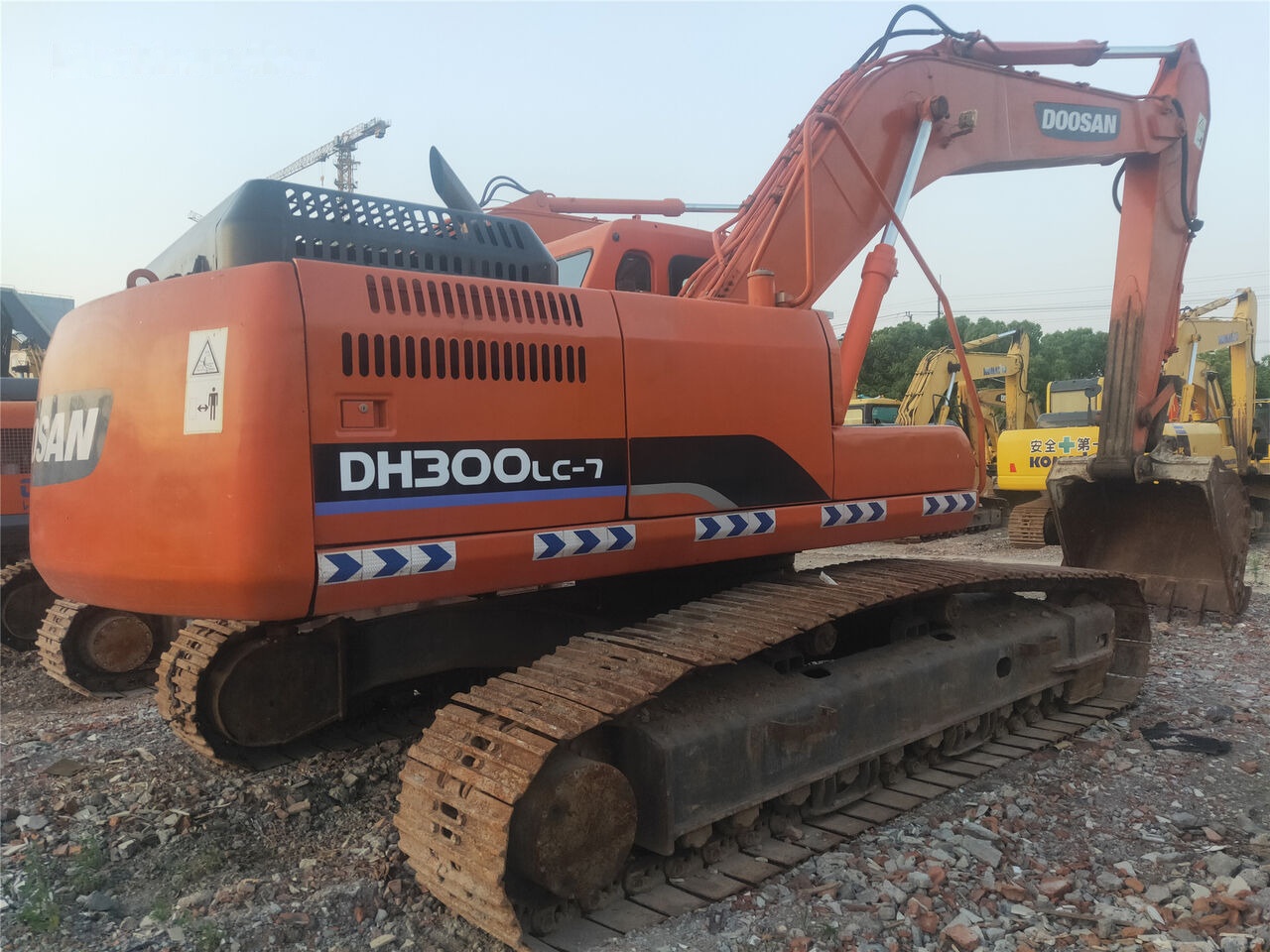 Doosan DH300LC-7 - Lánctalpas kotró: 2 kép. Doosan DH300LC-7 - Lánctalpas kotró: 2 kép.