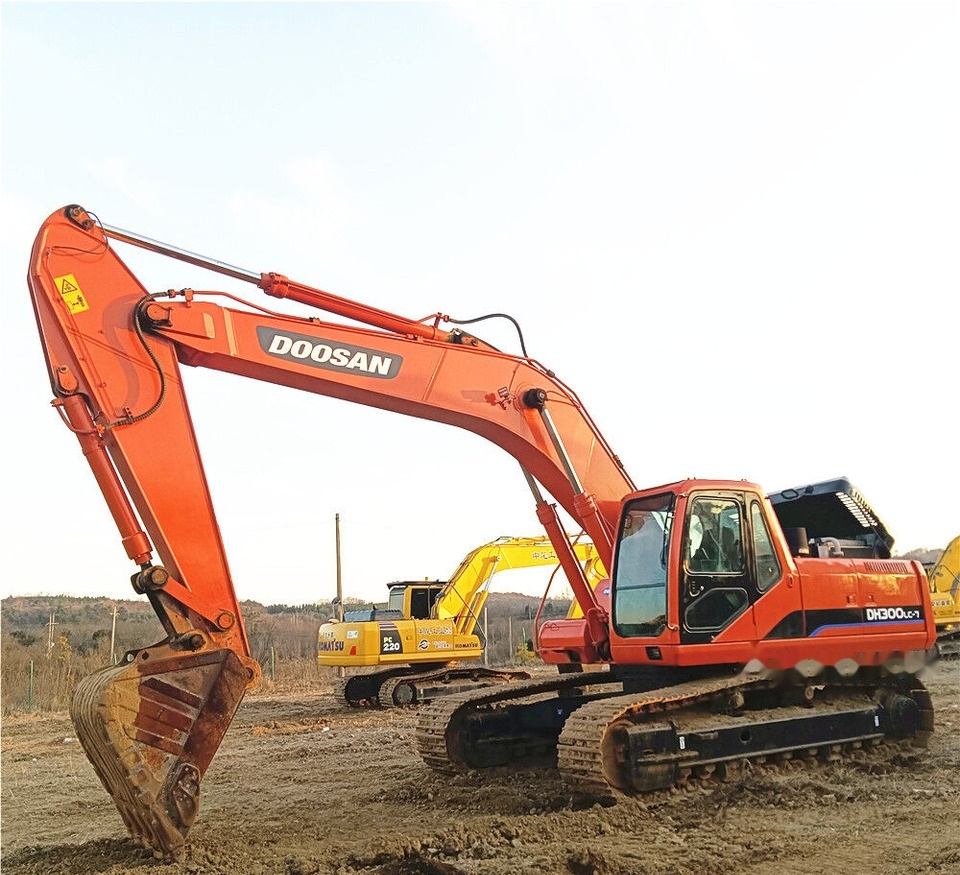 Doosan DH300LC-7 - Lánctalpas kotró: 3 kép. Doosan DH300LC-7 - Lánctalpas kotró: 3 kép.